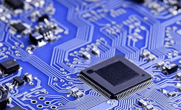 Printplaat (PCB) met SMD-componenten en microcontroller, ontworpen en geproduceerd door Bietronic